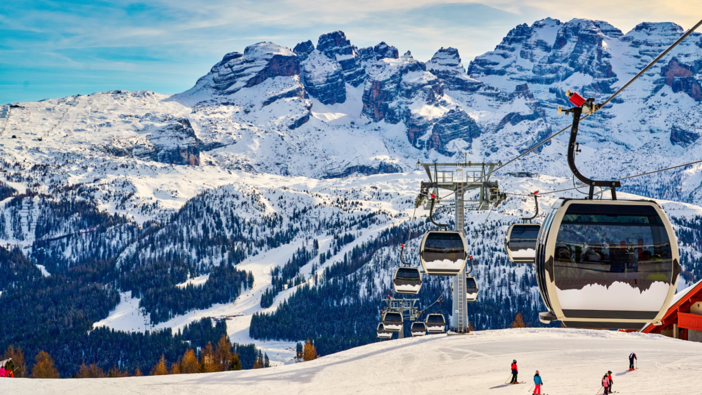 Madonna di Campiglio smučanje - gondola žičnica in smučarji na Dolomitih