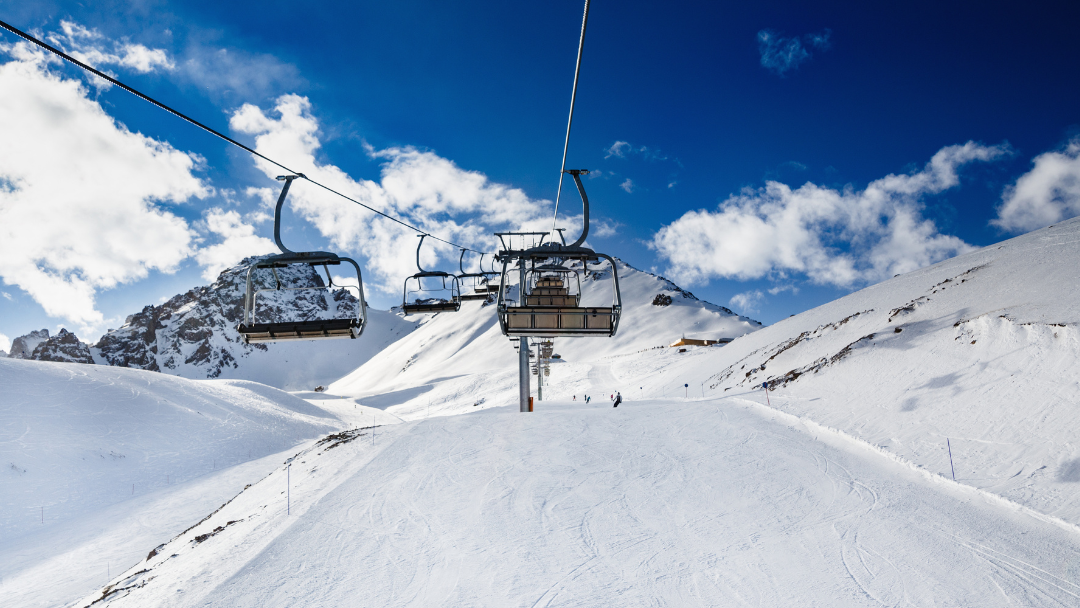 Smučarske žičnice na široki alpski progi s popolnimi snežnimi razmerami