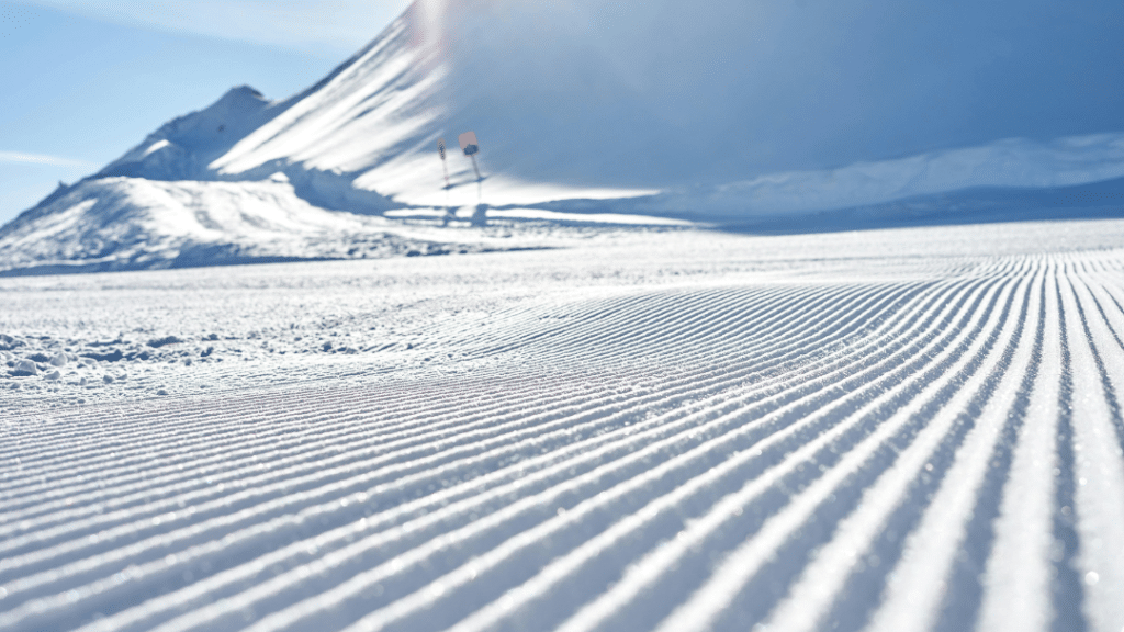 Oba dobro zajameta čistočo snega, urejenost proge in sončno zimsko vzdušje Livigna. Če želiš bolj poudariti brazde ali sonce, sporoči!